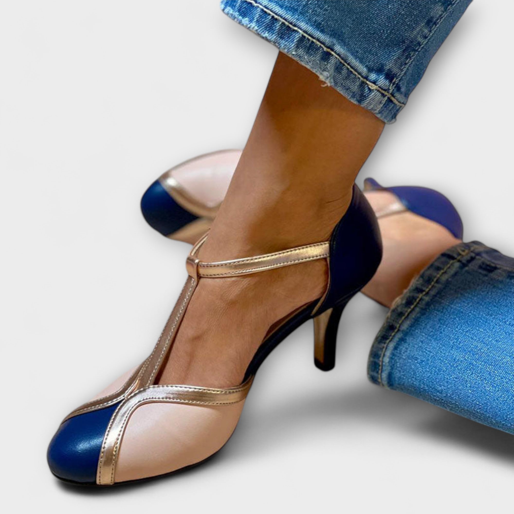 Alicia – Tacón Alto con tira en T en dos tonos